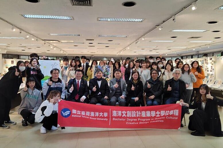 與會嘉賓與系主任、教師、同學們合影