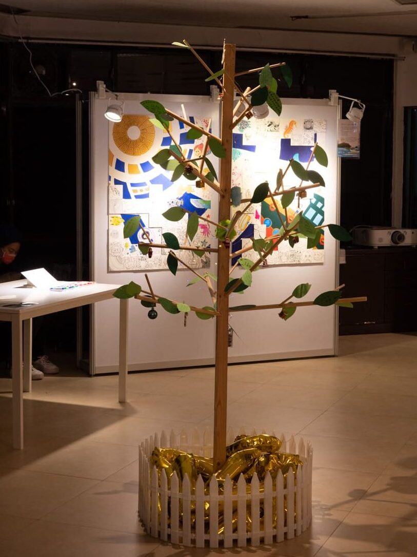 永續樹：每一位觀展者，可以利用一片片的樹葉書寫留言，反思永續的概念