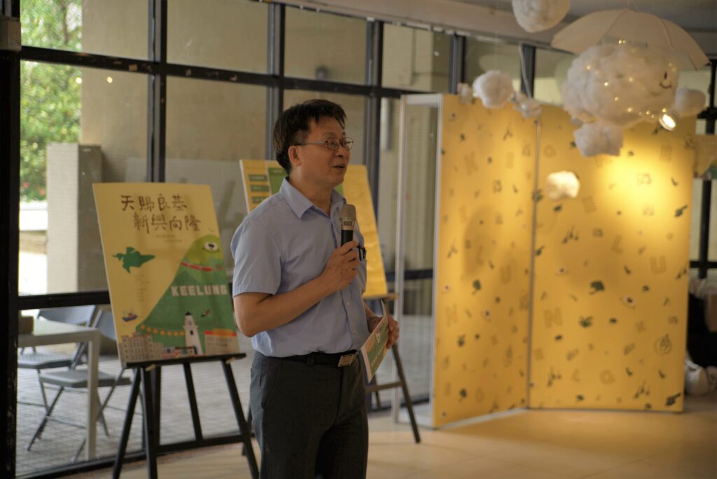 人文社會科學院蕭聰淵院長特別創作藏頭詩表達祝賀