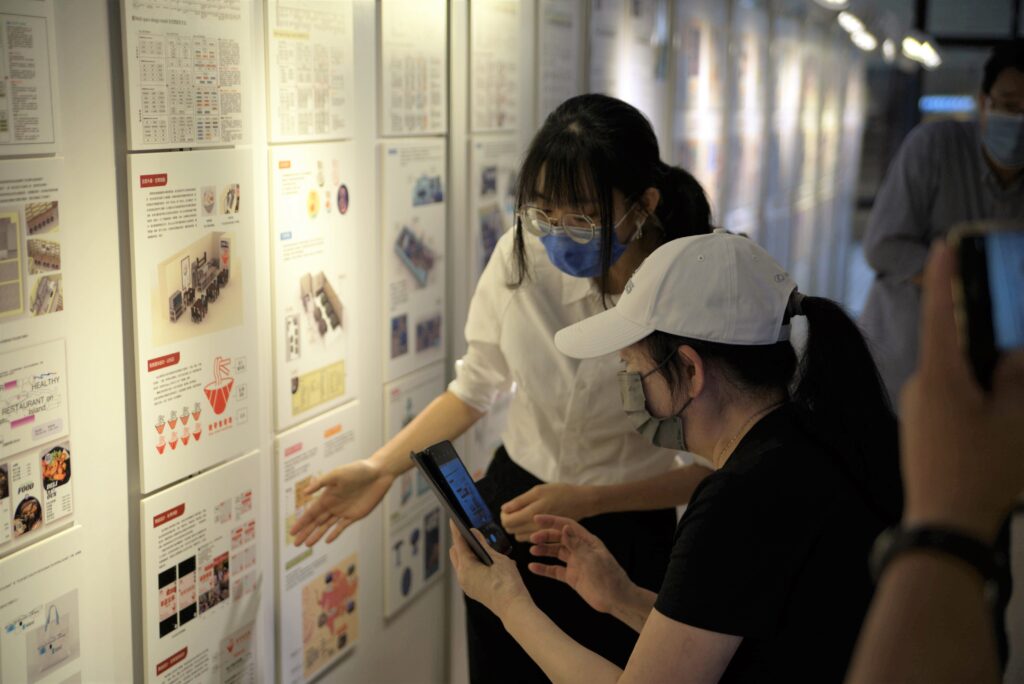 陳薇伃同學向<服務設計>課程之合作商家介紹成果