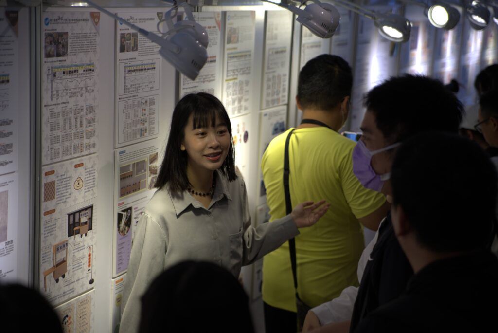 曾柔同學向<服務設計>課程之合作商家介紹成果