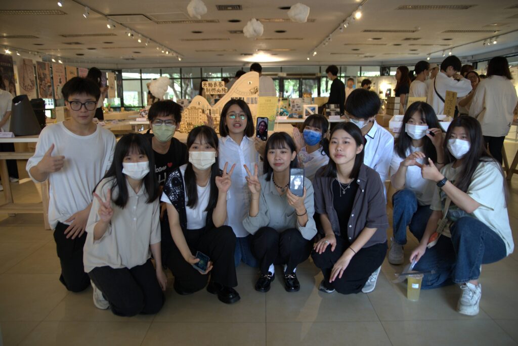 策展團隊於展場內合影