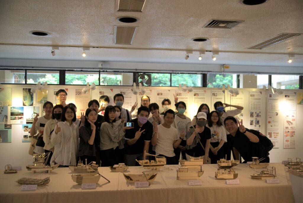 <服務設計>課程合作商家與莊育鯉老師、文創系大二同學們合影