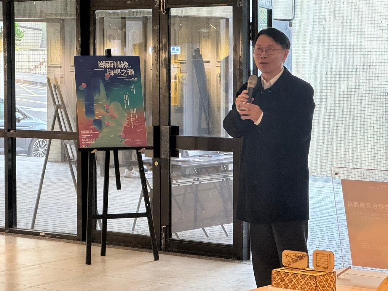 李明安副校長肯定文創設系系師生們不斷創新的努力